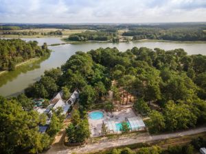 Natuurcamping direct aan een meer in Loiregebied