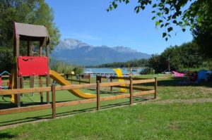 camping direct aan het meer in de Alpen