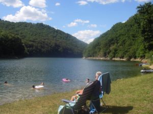 Kleine 2-sterren camping direct aan meer in de Auvergne