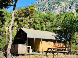 Kleine 3-sterren camping aan rivier in de Franse Alpen