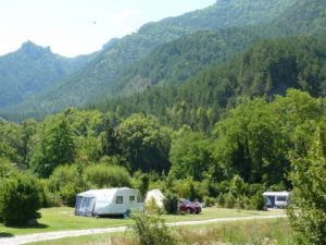 Kleine camping aan de Drome tegen de Alpen
